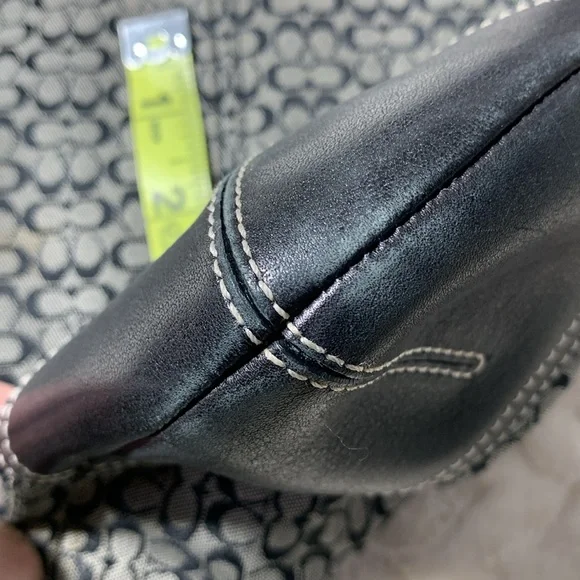 COACH SLIM SIGNATURE CROSSBODY No. E3K-6386 BLACK & GRAY LEATHER DETAILING EUC - Picture 9 of 14